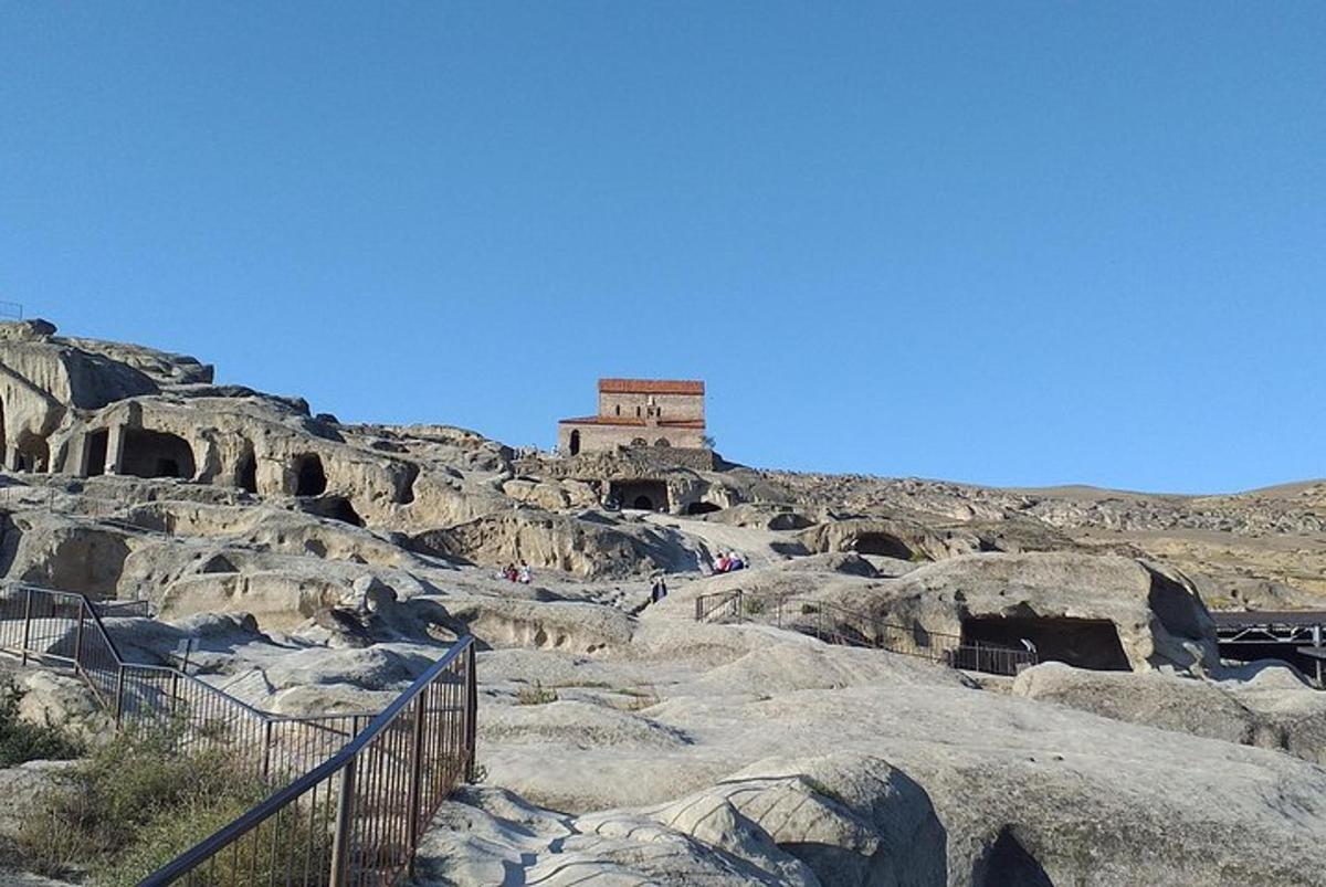 un edificio in cima a una montagna con rocce