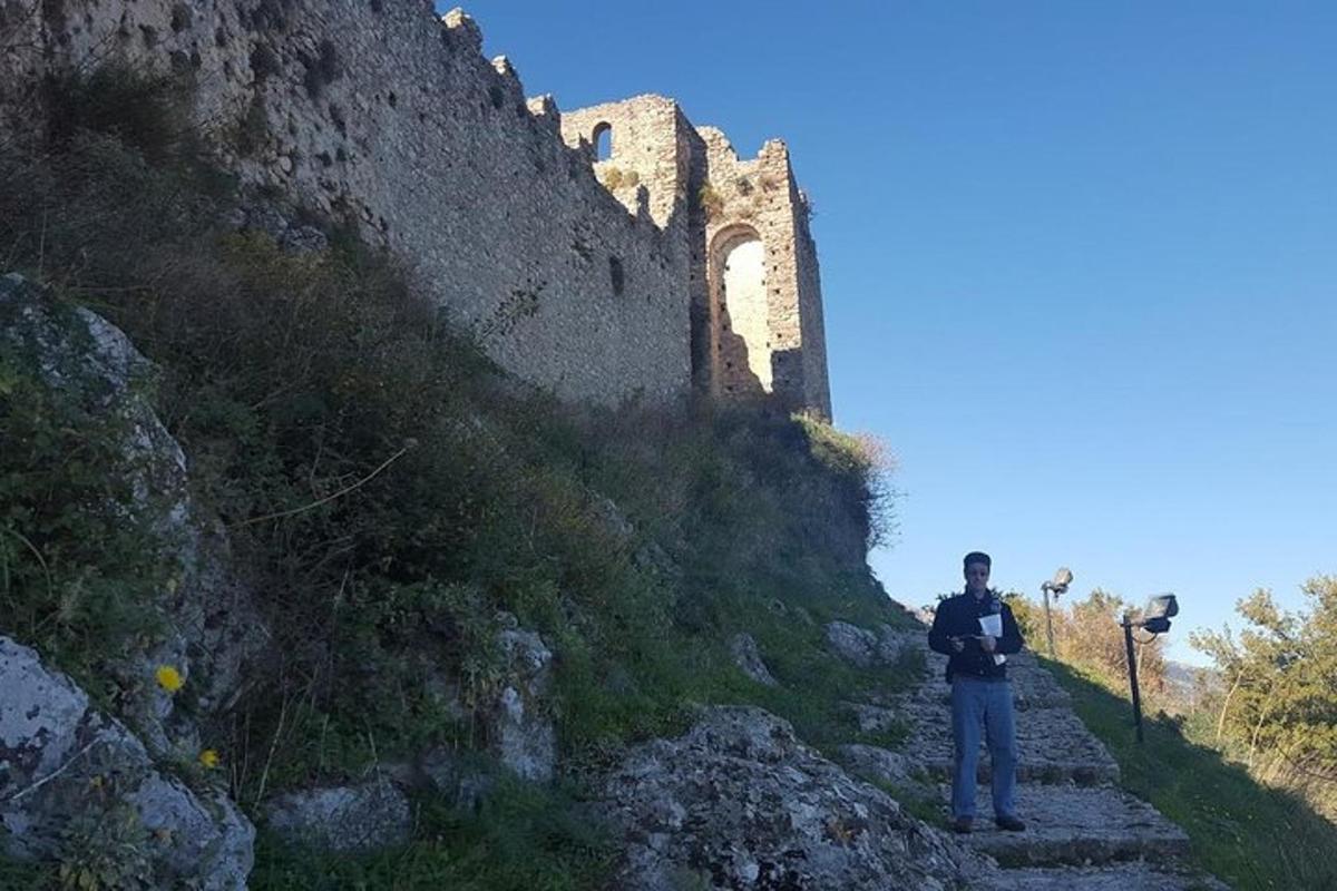 mees seisab lossi ees trepil
