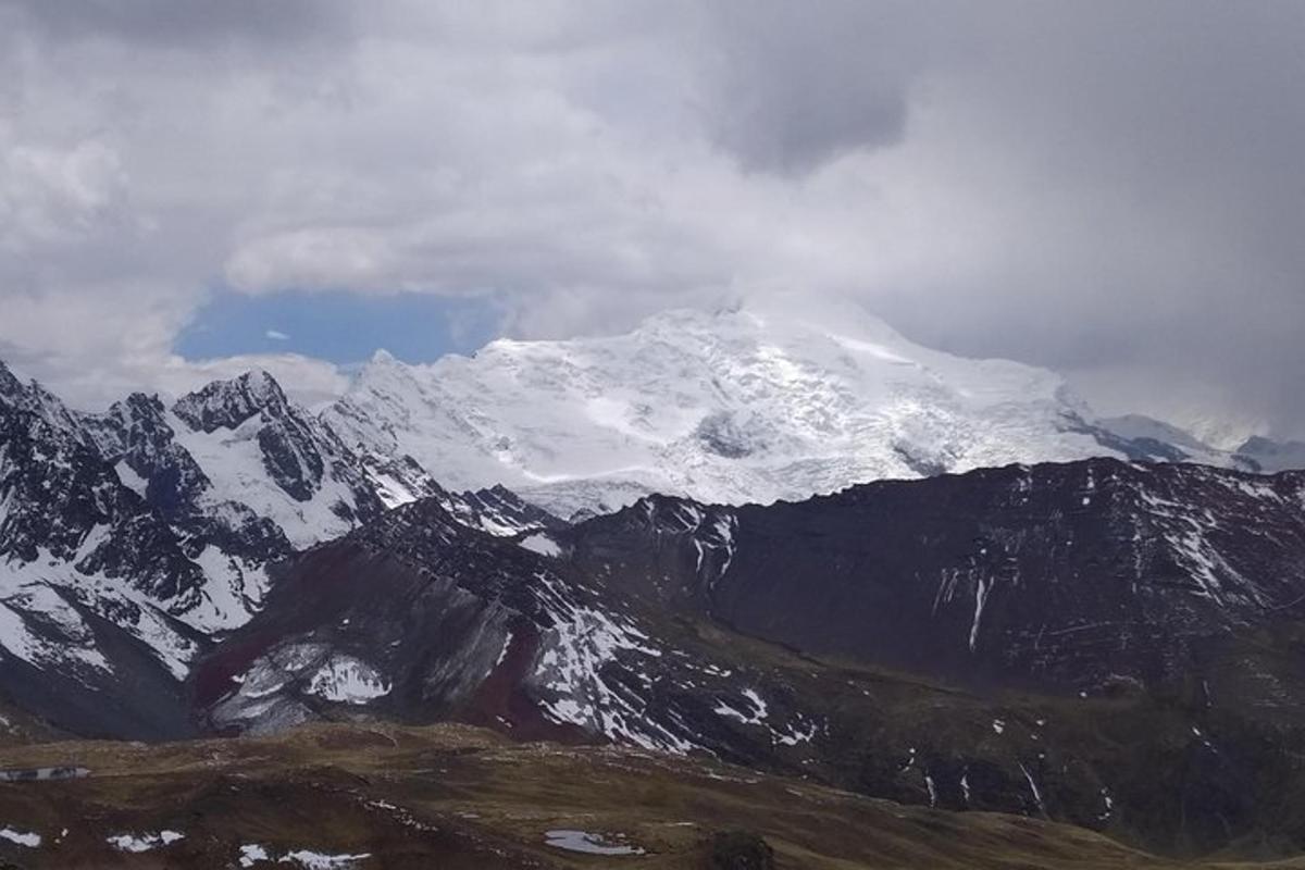 田野中央的一座白雪皑皑的山峰