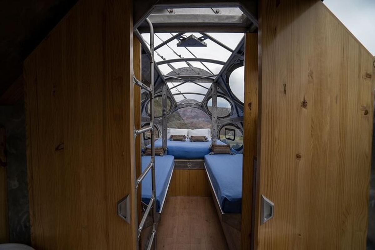 ein kleines Zimmer mit zwei Betten in einem Boot
