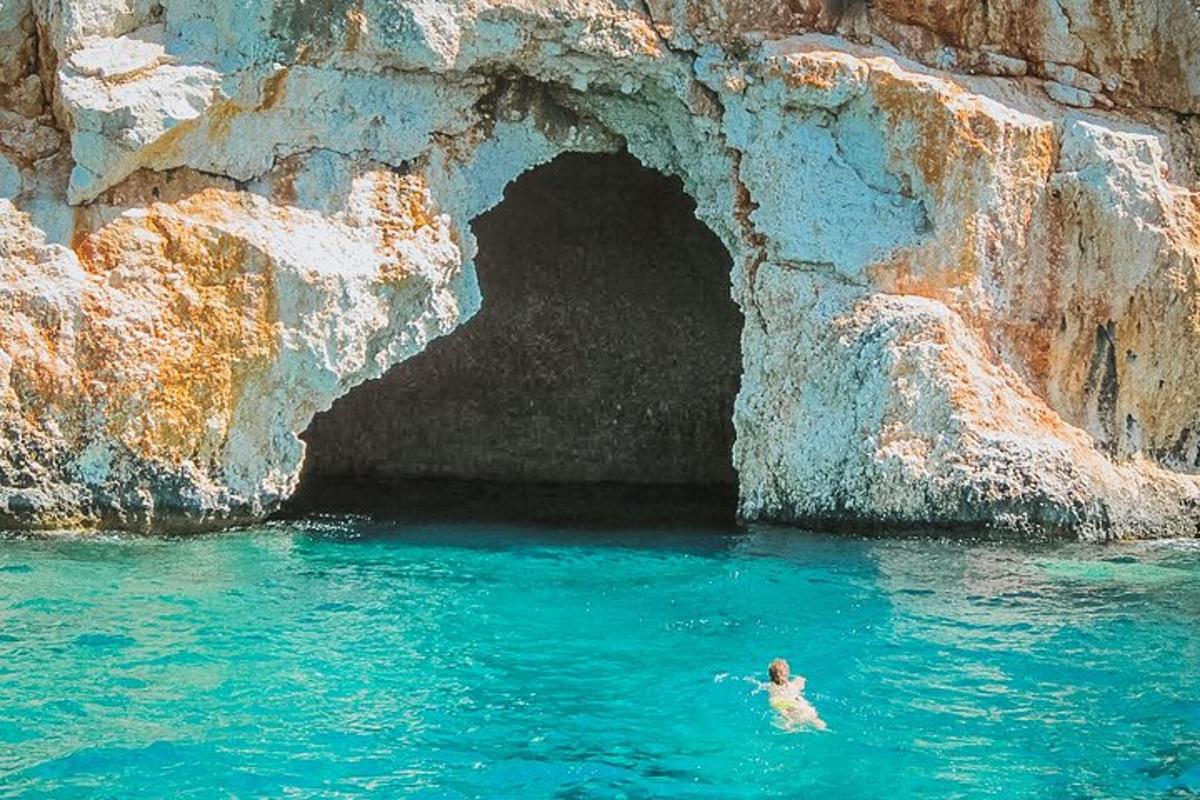 ένας άντρας κολυμπάει σε μια σπηλιά στο νερό