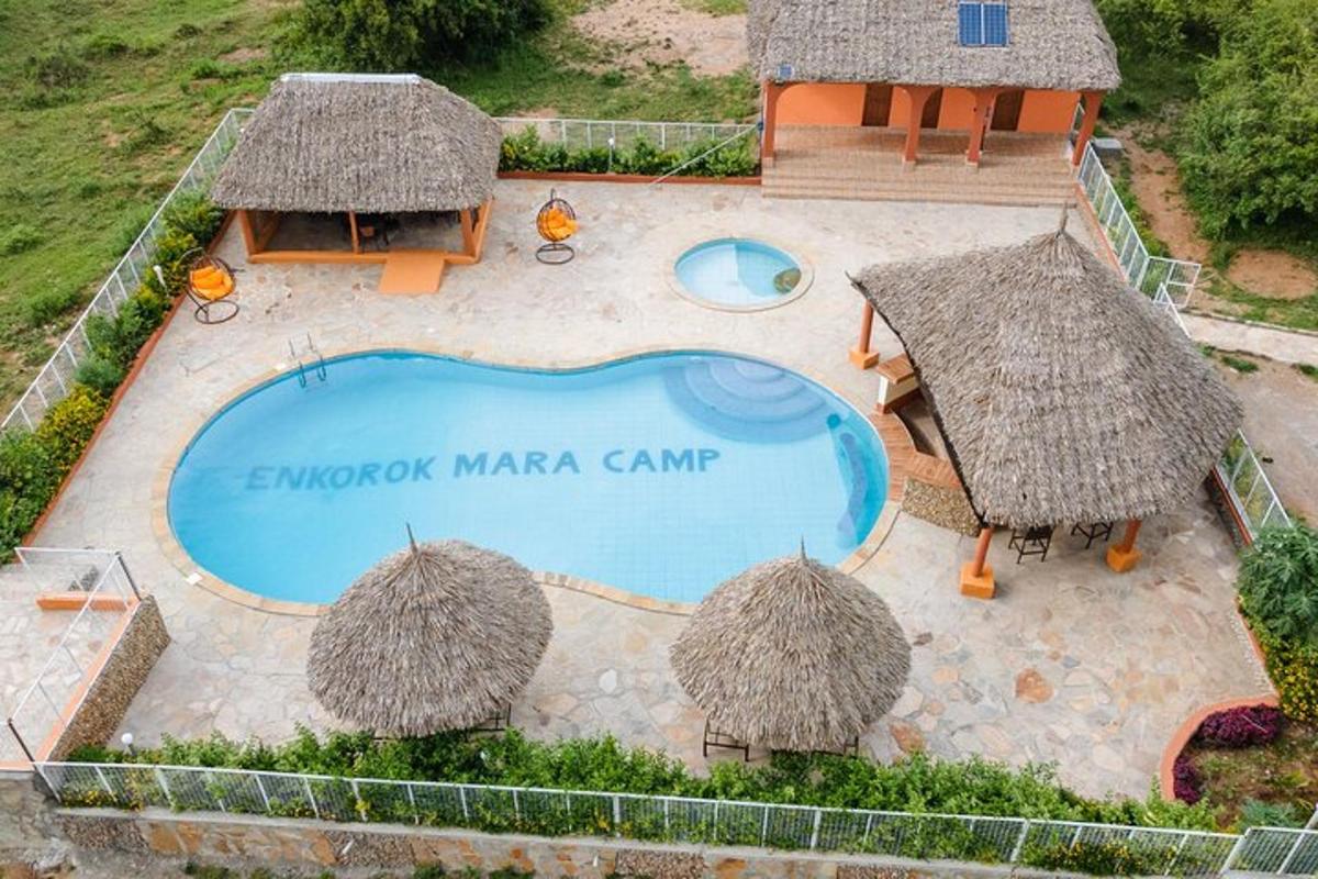 pemandangan udara kolam renang di resort