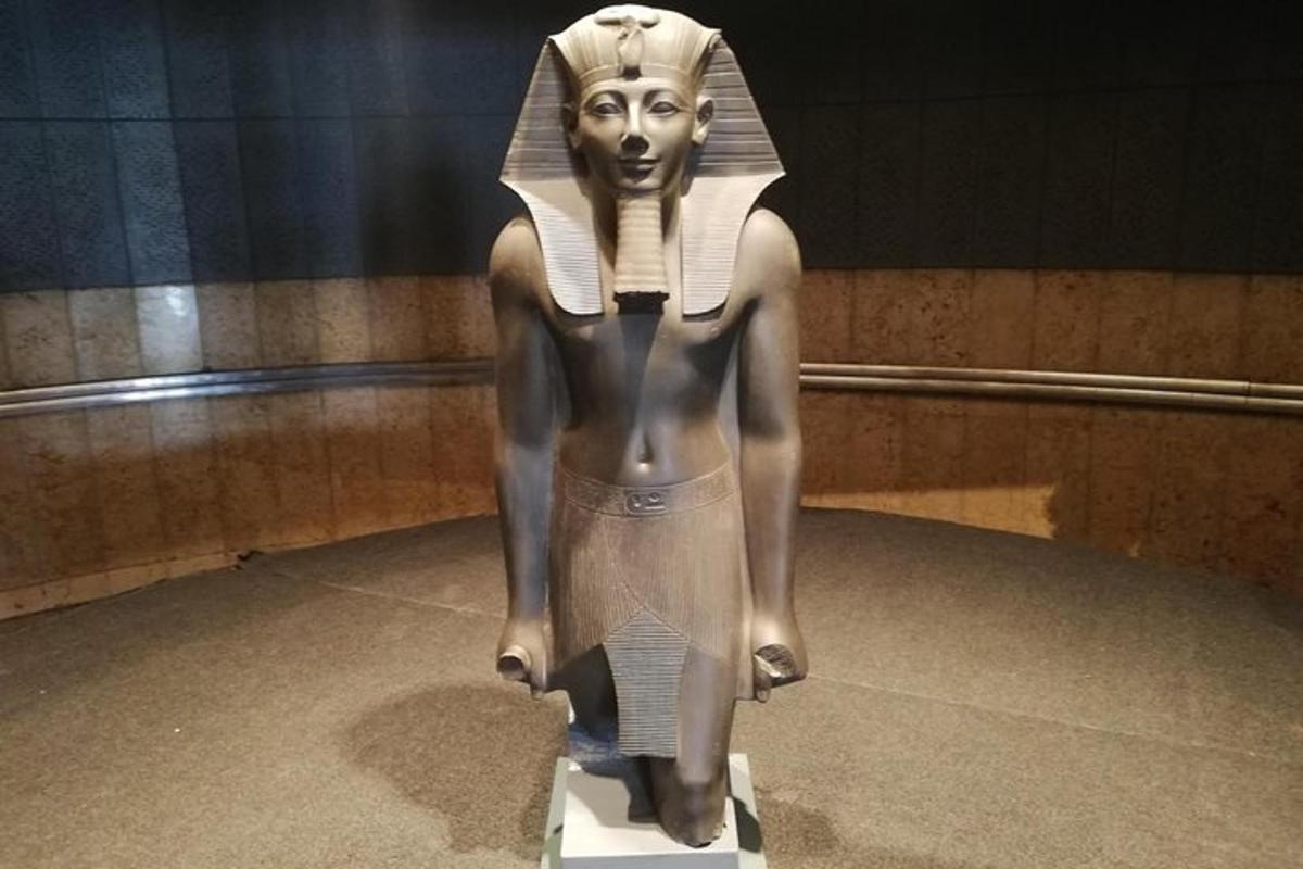a statue of a woman wearing