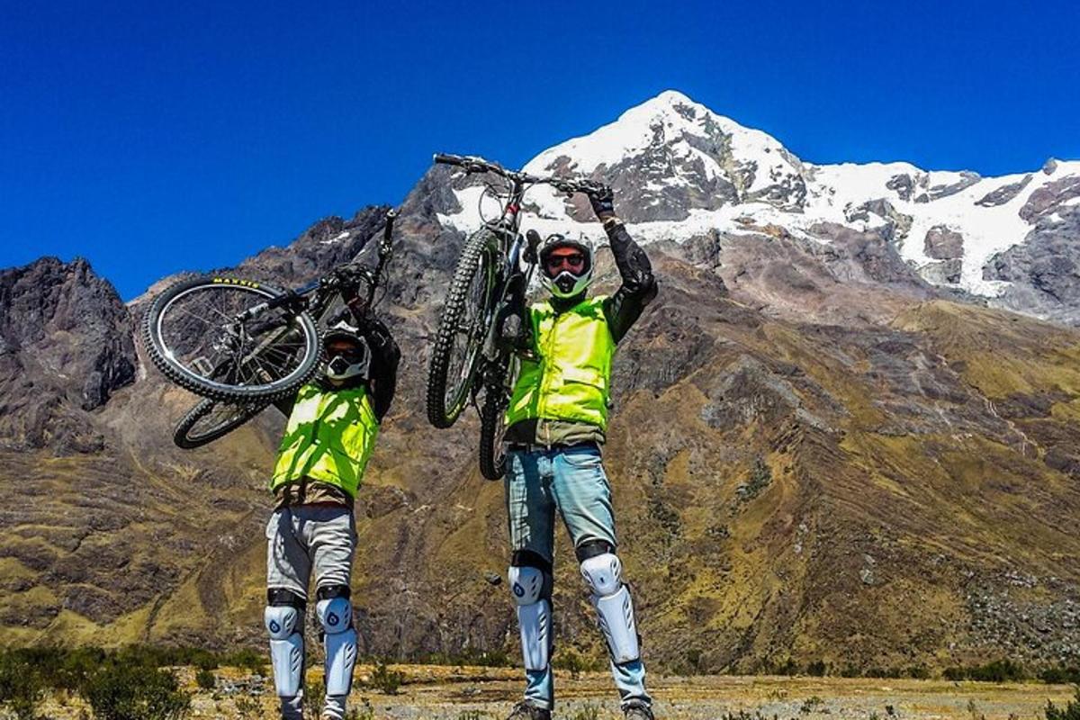 dua orang memegang basikal di atas gunung