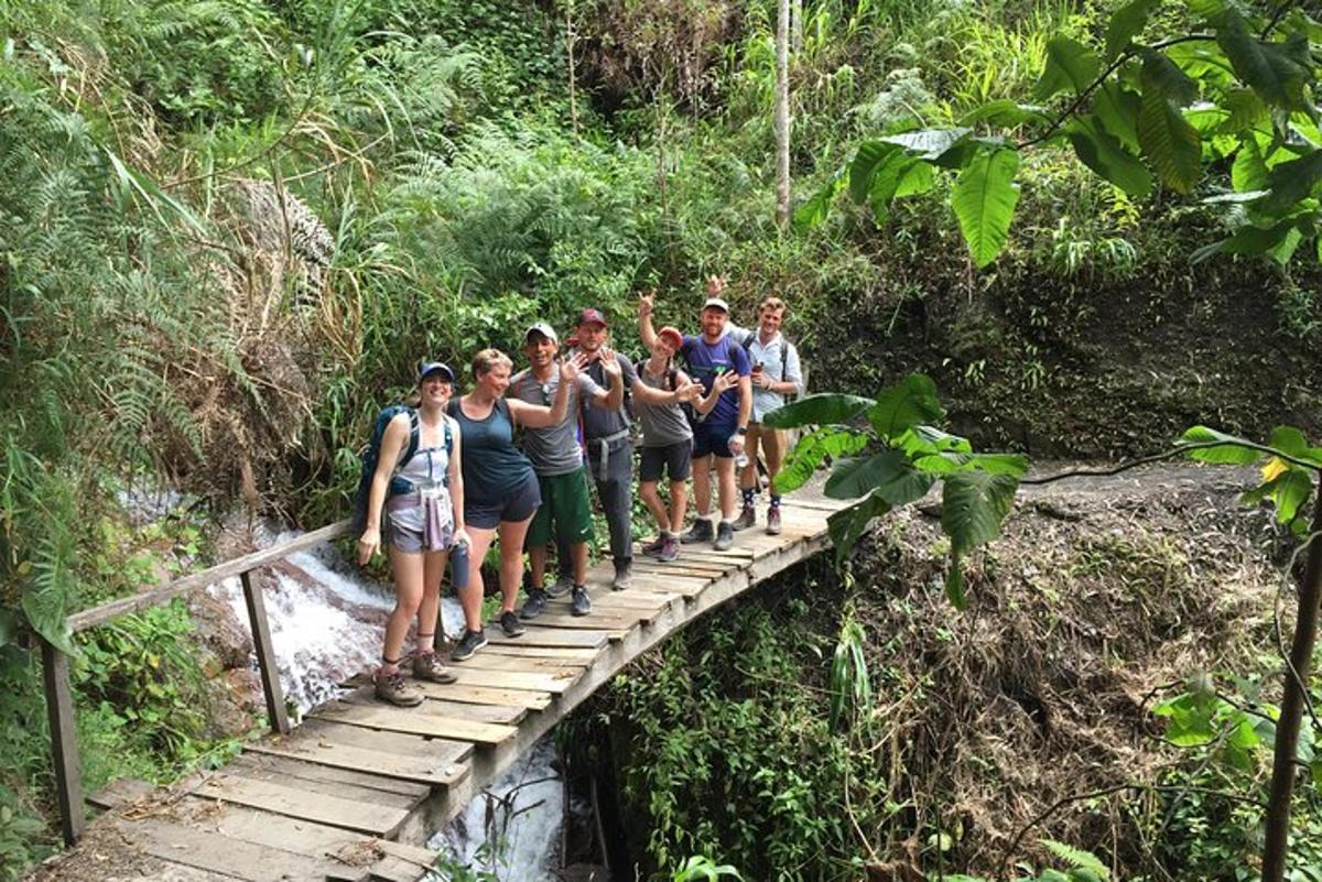 sekumpulan orang berjalan melintasi jambatan di dalam hutan