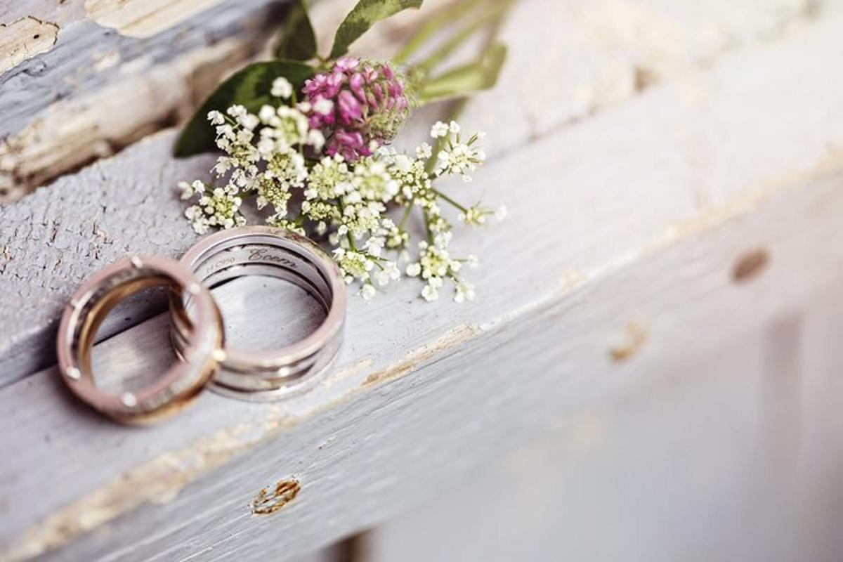 uns anells de casament i un ram de flors en un calaix