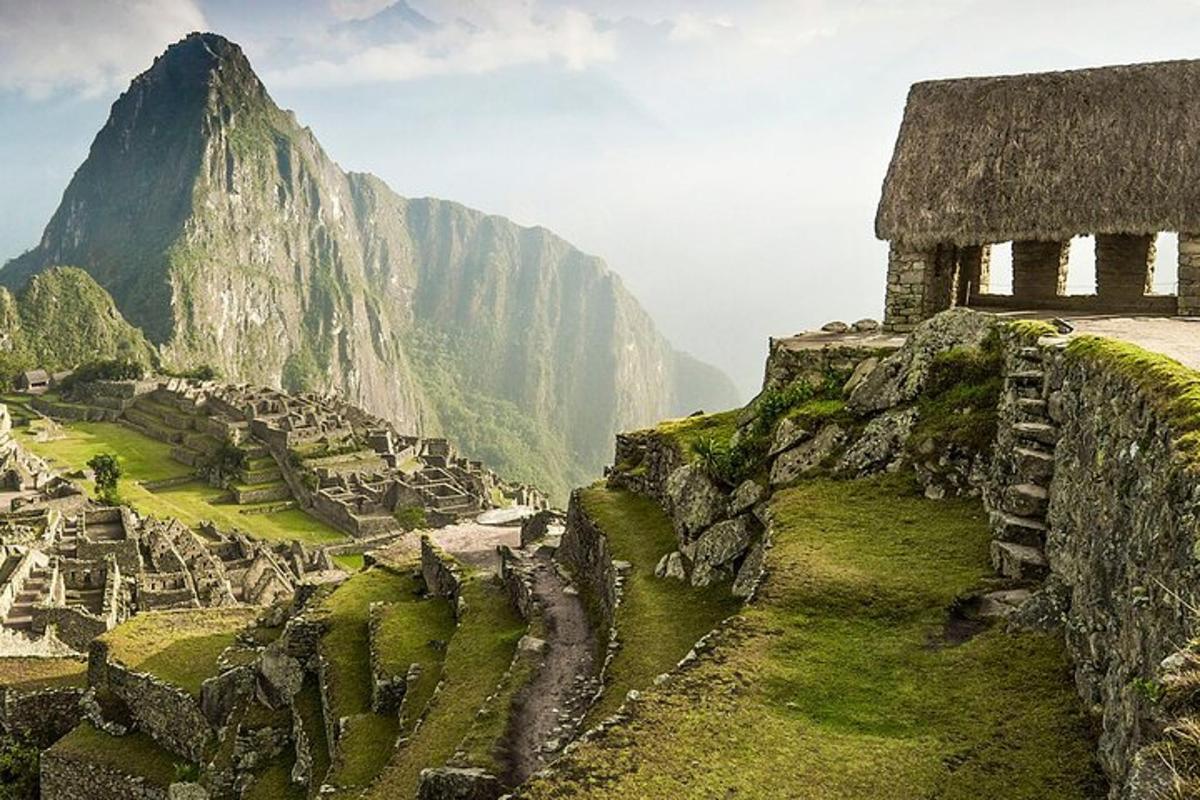 una vista di una montagna con un edificio su una scogliera