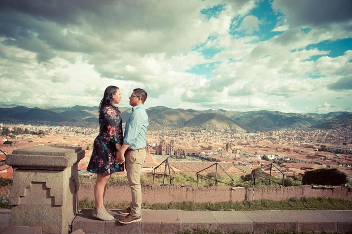 un uomo e una donna in piedi in cima a una città