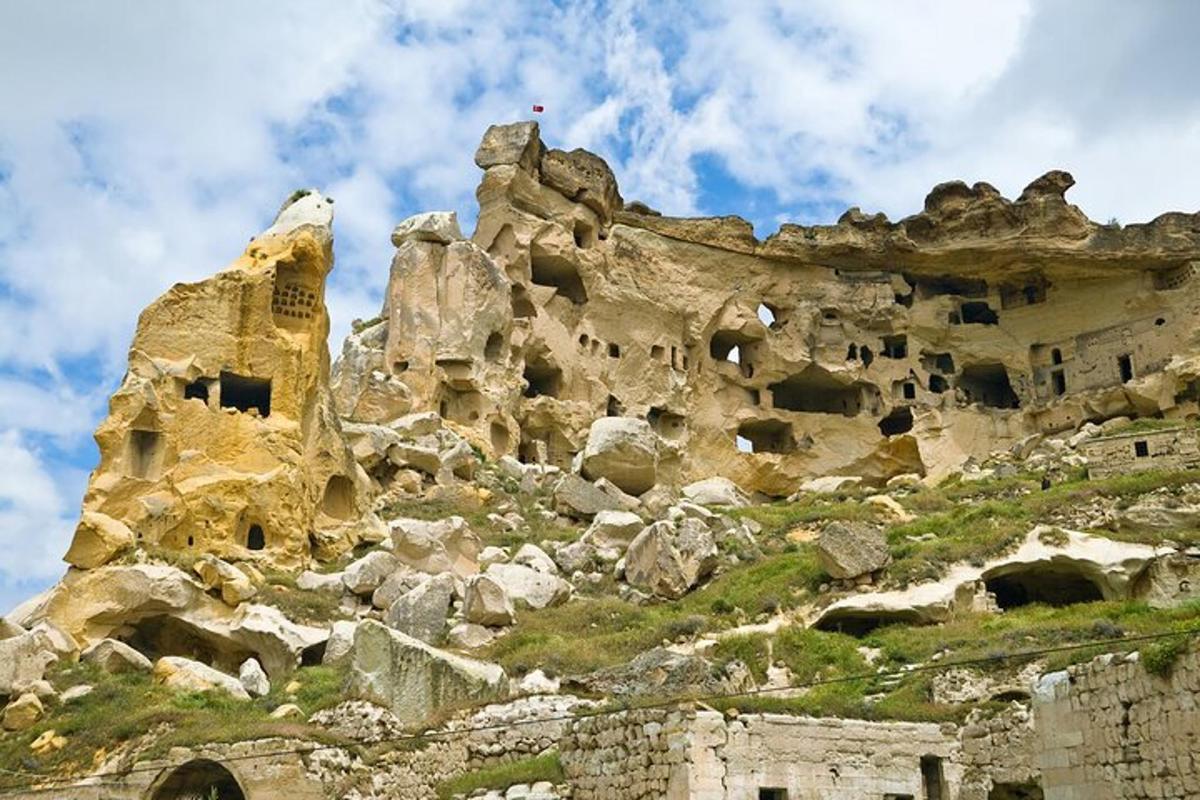 una montagna rocciosa con abitazioni sulla cima