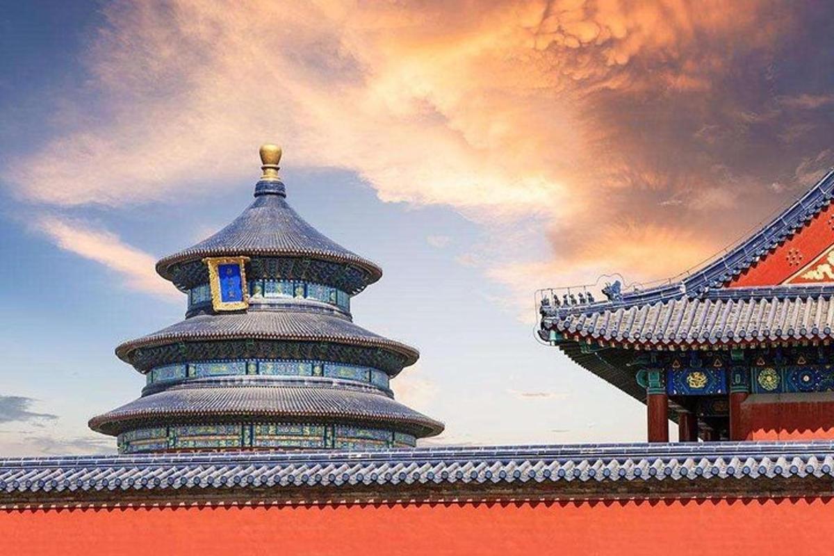 một tòa nhà có một tòa tháp ở trên đỉnh