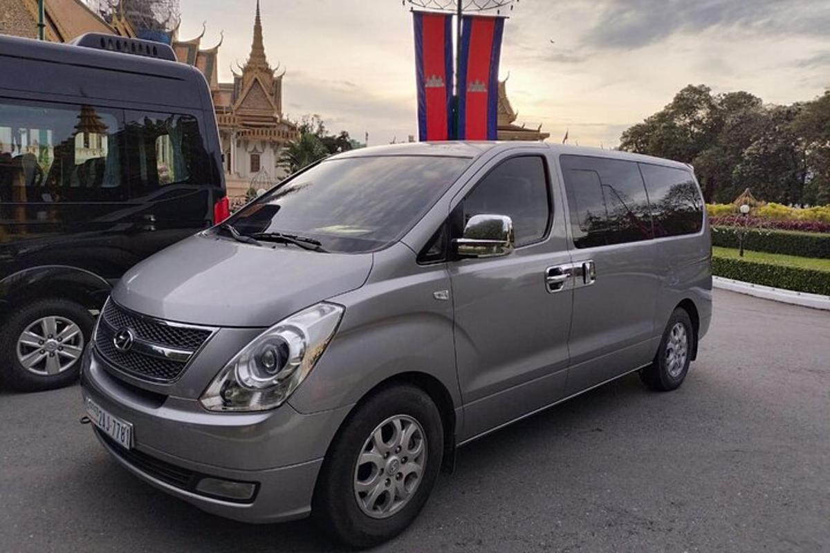 srebrn kombi parkiran na parkirišču poleg avtobusa