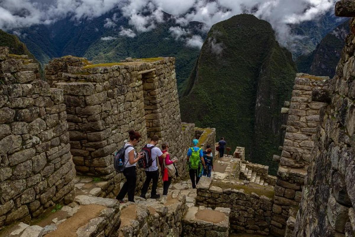 un gruppo di persone che camminano sulle rovine di una montagna