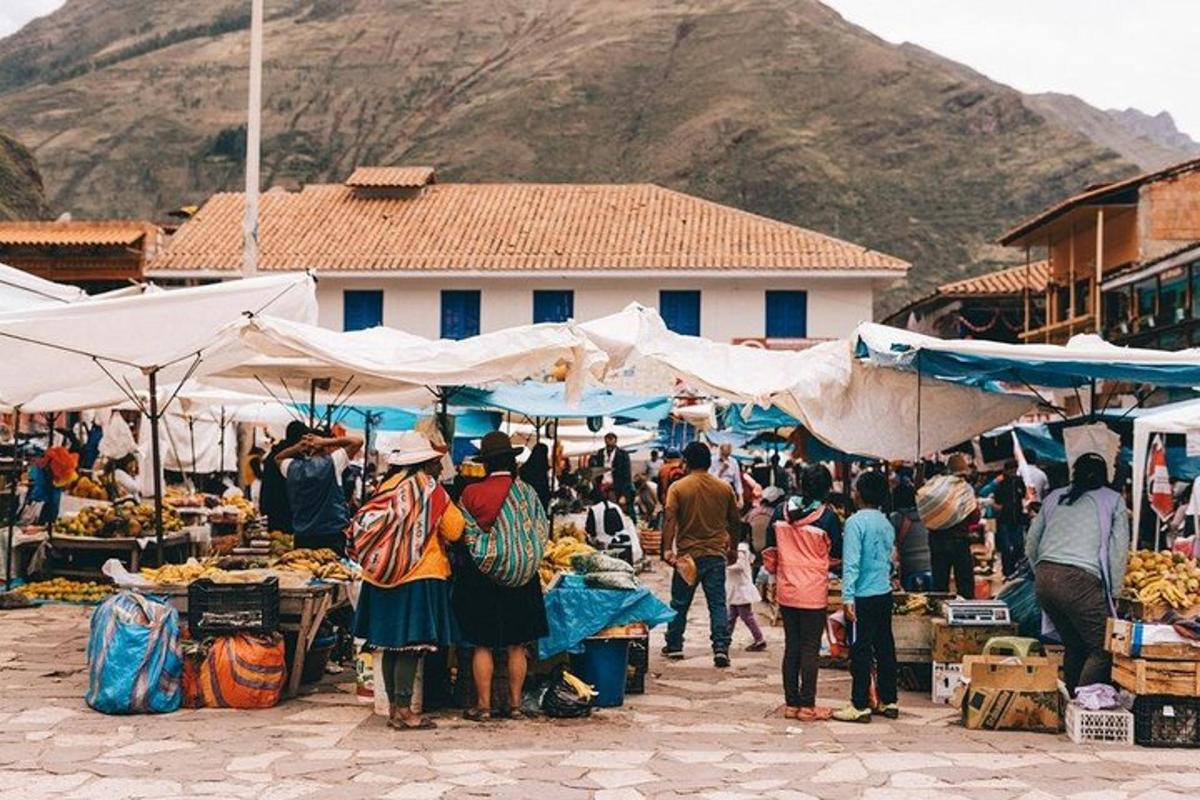 um grupo de pessoas em um mercado ao ar livre