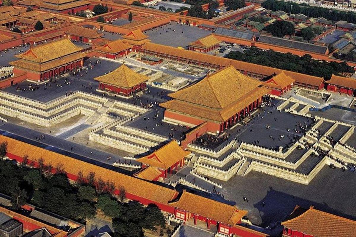 hình ảnh nhìn từ trên cao của một tòa nhà lớn trong thành phố