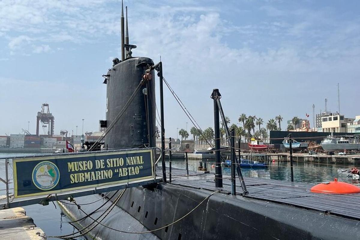 sebuah kapal berlabuh di dermaga dengan tanda di atasnya