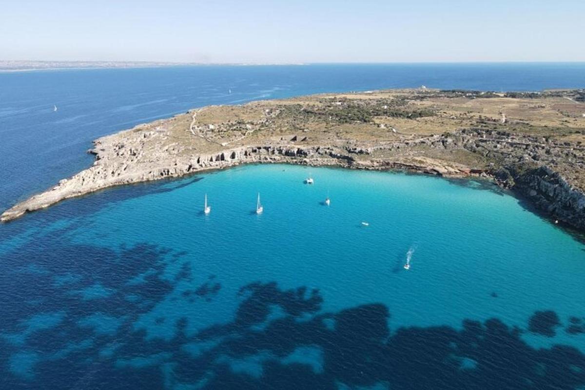 una vista aerea di una piccola isola con barche in acqua