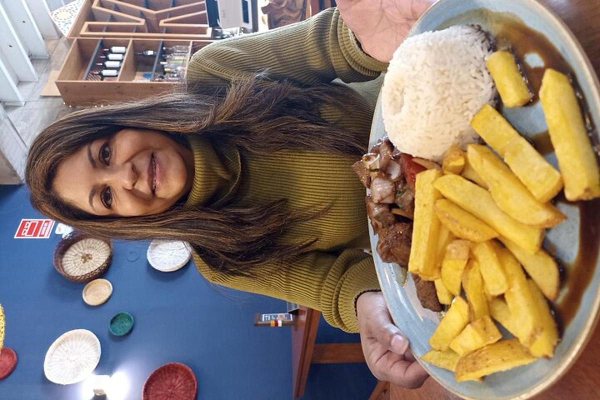 una donna che tiene in mano un piatto di cibo con patatine fritte