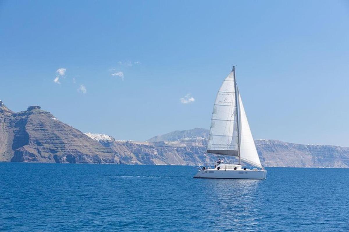 een witte zeilboot midden op het water