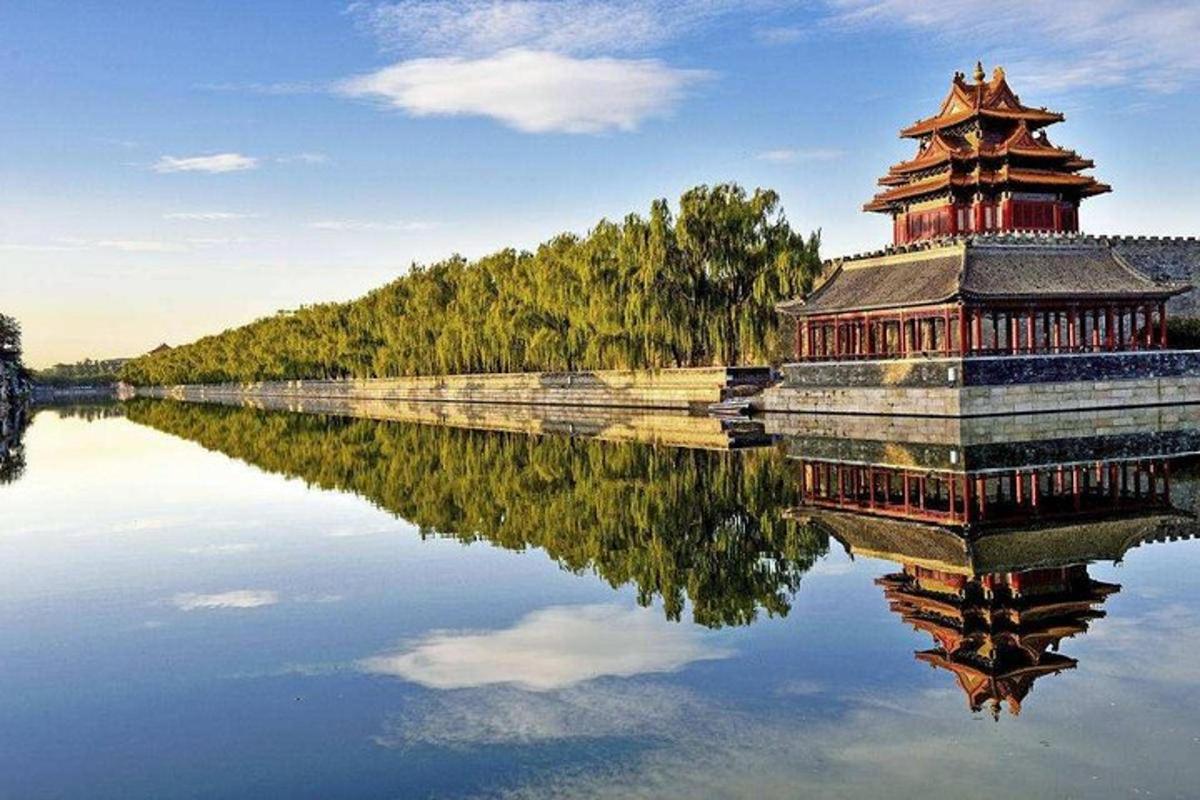 un edificio sull'acqua con il suo riflesso nell'acqua