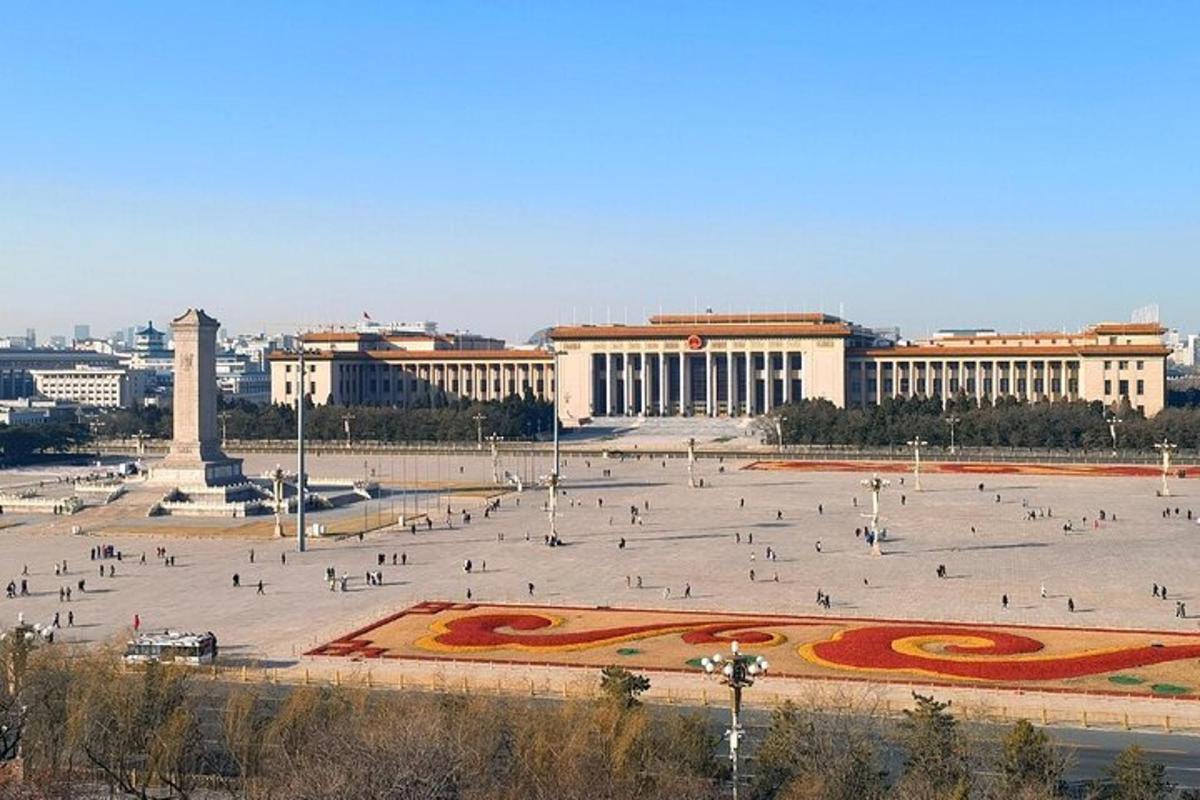 una grande piazza di fronte a un grande edificio