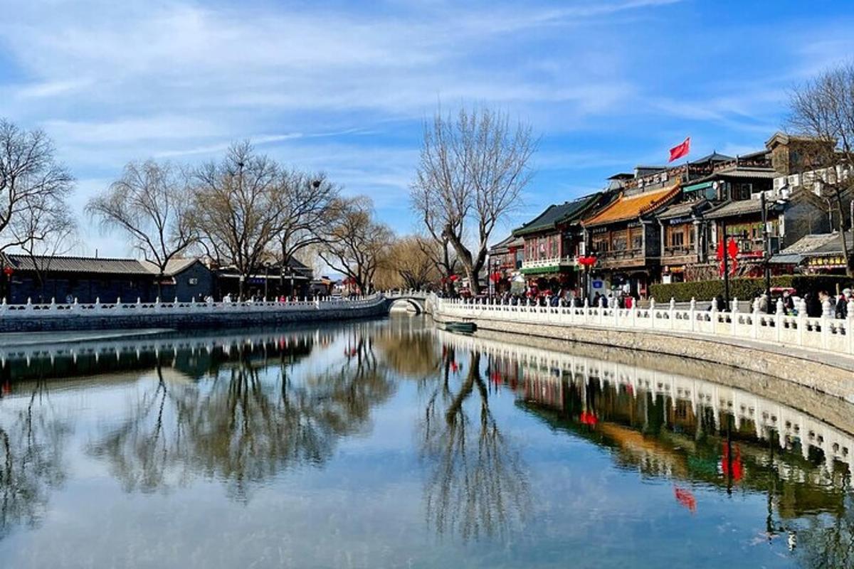 un fiume in una città con case ed edifici