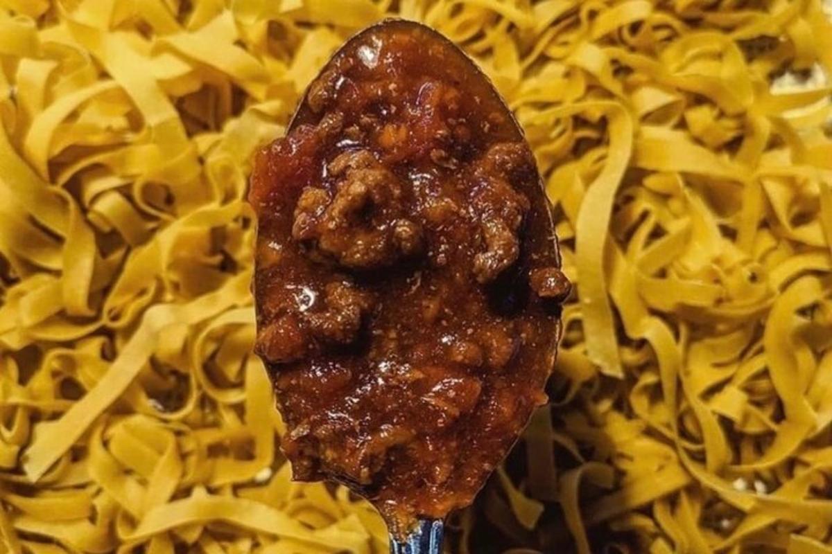 lžíce špaget s omáčkou na talíři
