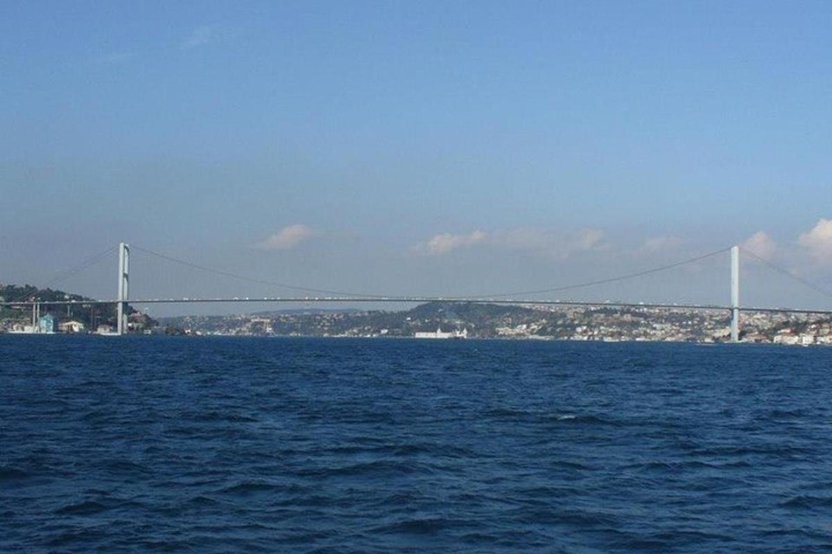 мост посред голям воден басейн