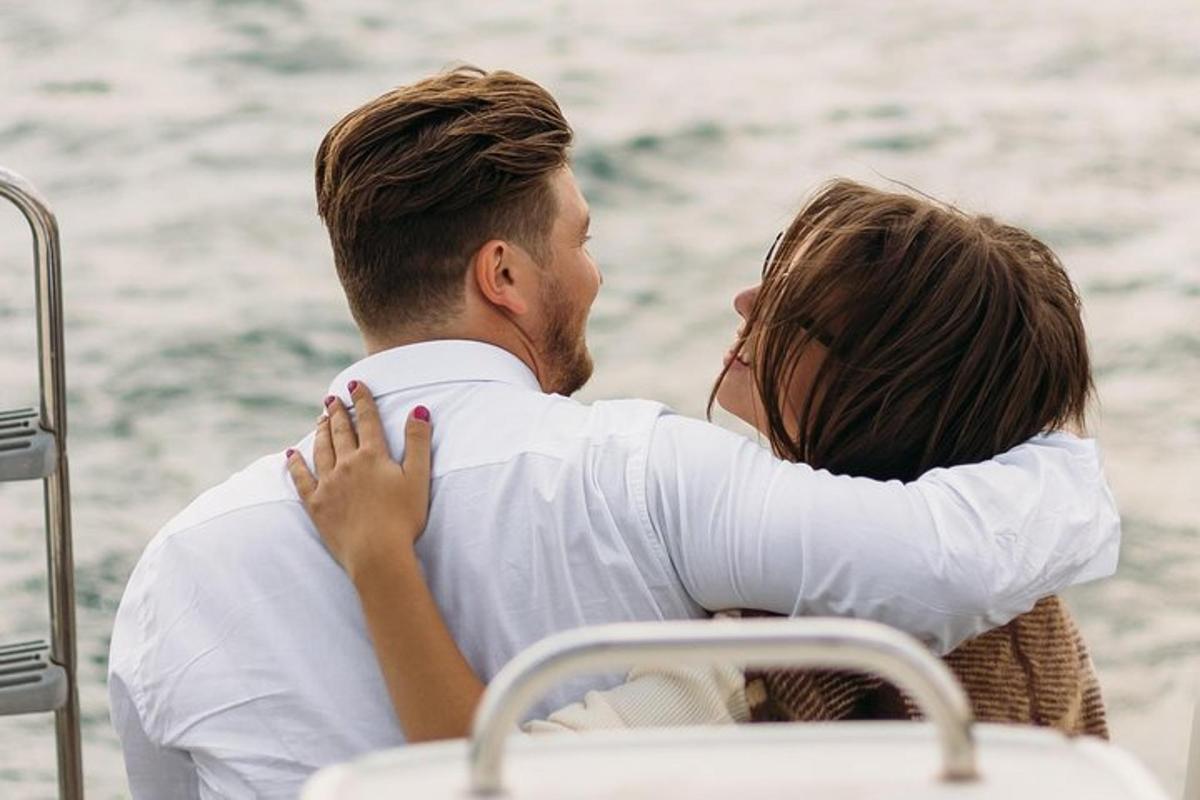 un hombre y una mujer sentados en un barco