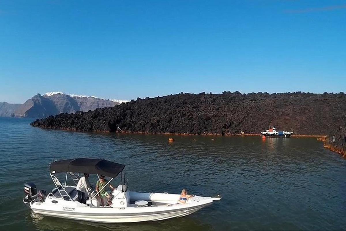 un barco blanco en un cuerpo de agua