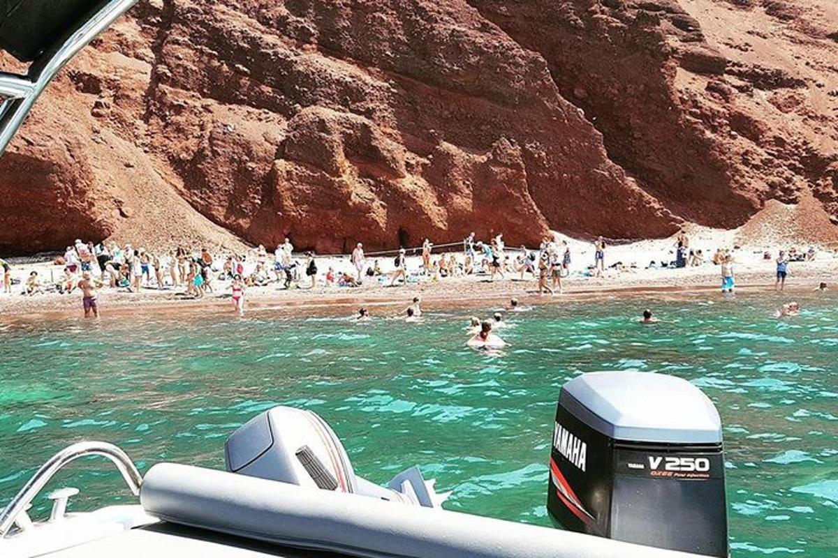 Un grupo de personas en el agua en una playa