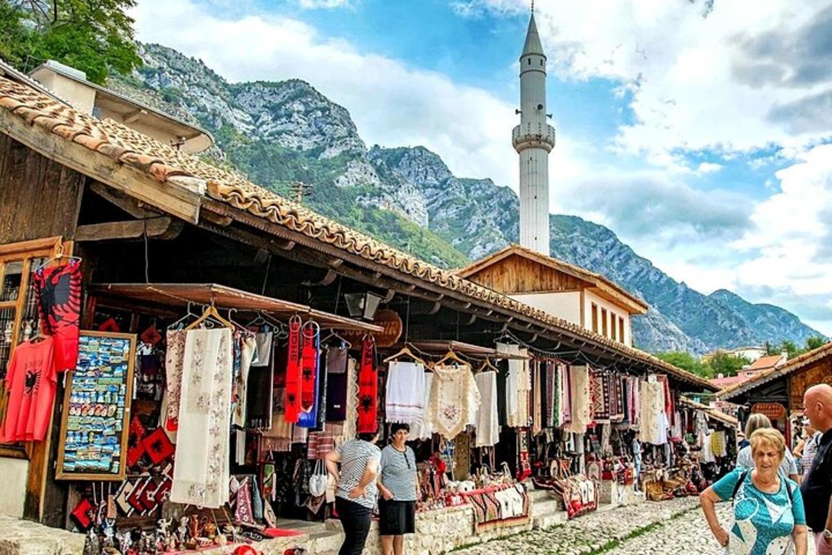 un grup de persones passejant per un mercat amb una mesquita