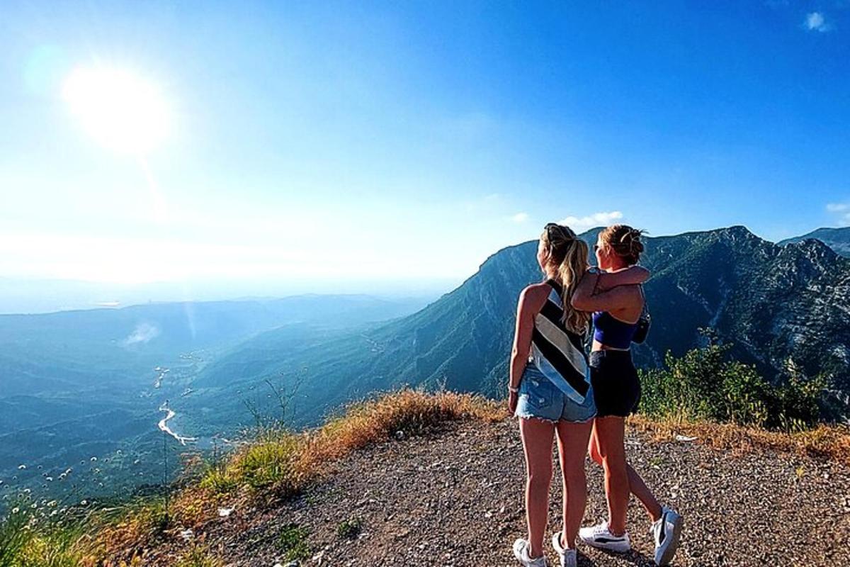 due donne in piedi sulla cima di una montagna
