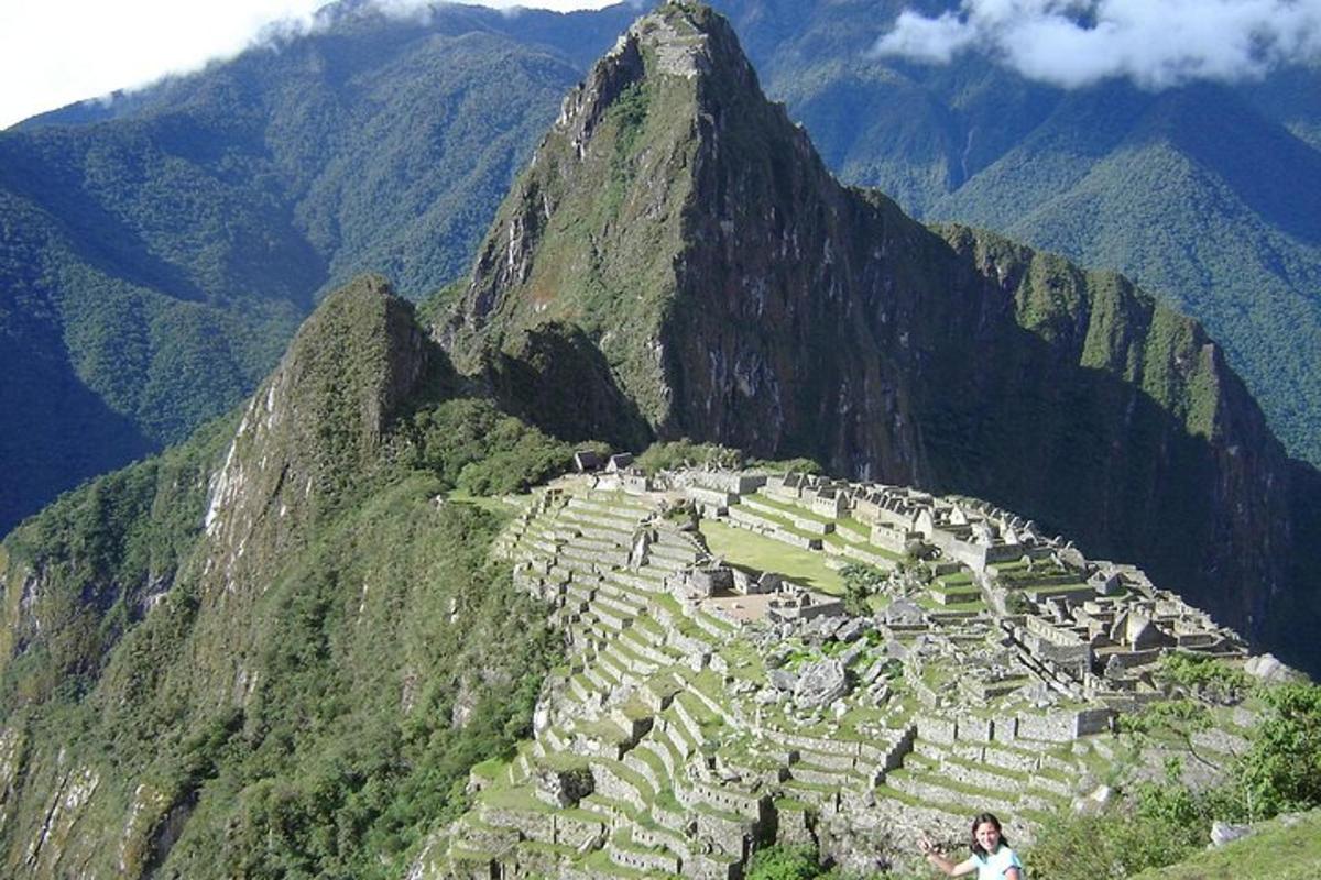 un pueblo en la ladera de una montaña