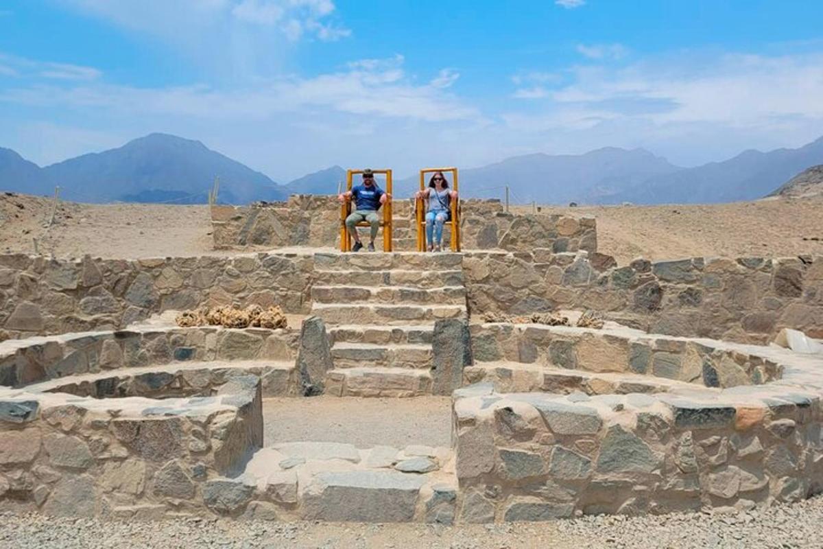 duas pessoas sentadas em uma escada no deserto
