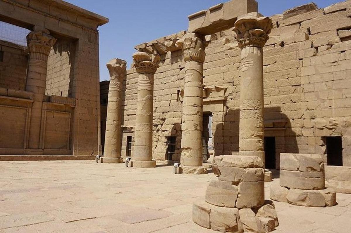 un edificio con colonne di fronte