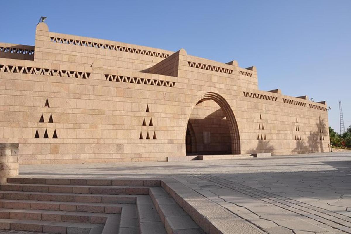 un grande edificio in mattoni con un arco