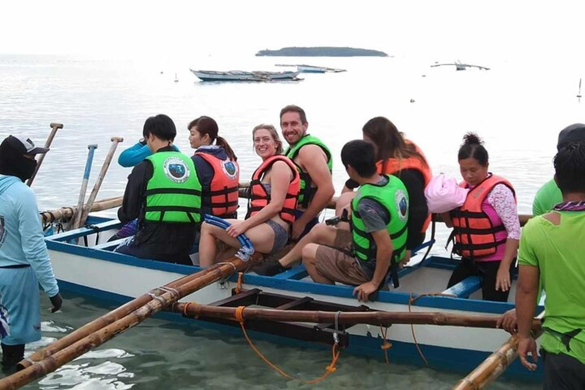 sekelompok orang di atas perahu di air