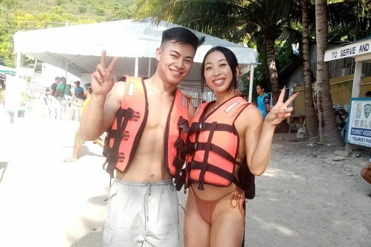 Un hombre y una mujer posando para una foto en la playa.