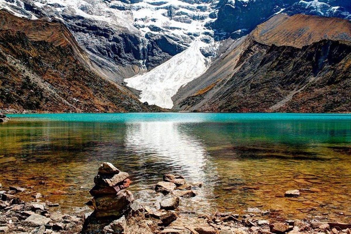 un lago di montagna con un ghiacciaio sullo sfondo