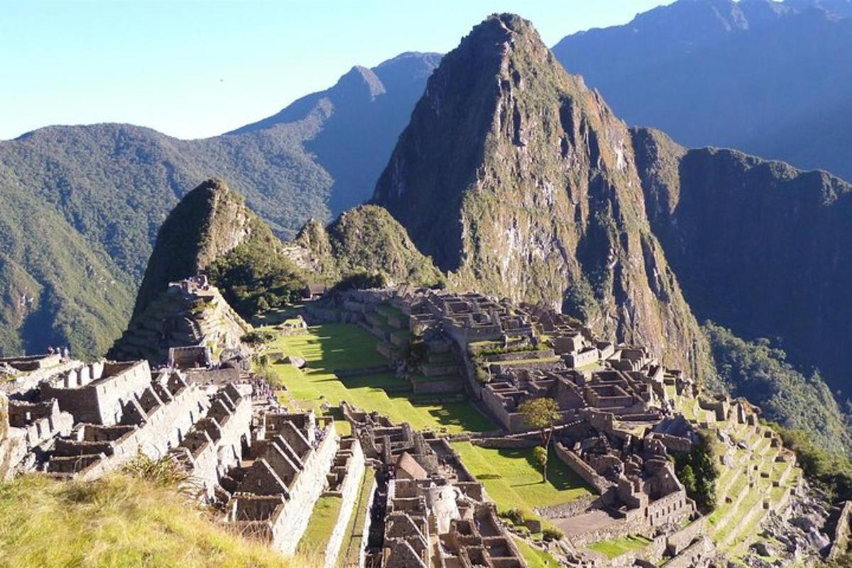 pemandangan machu picchu dengan latar belakang pergunungan