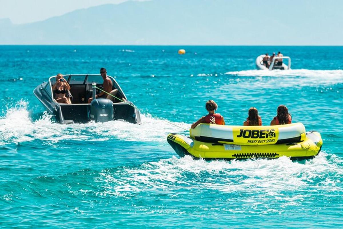 un grup de persones que viatgen en una barca a l'aigua