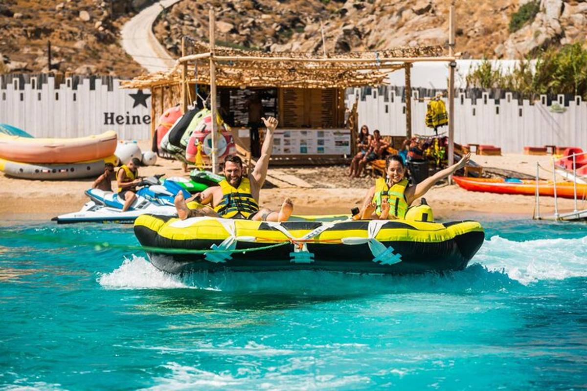 due bambini stanno viaggiando su una zattera in acqua