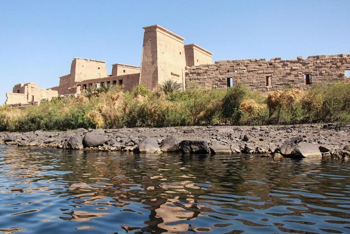 un cuerpo de agua con edificios al fondo