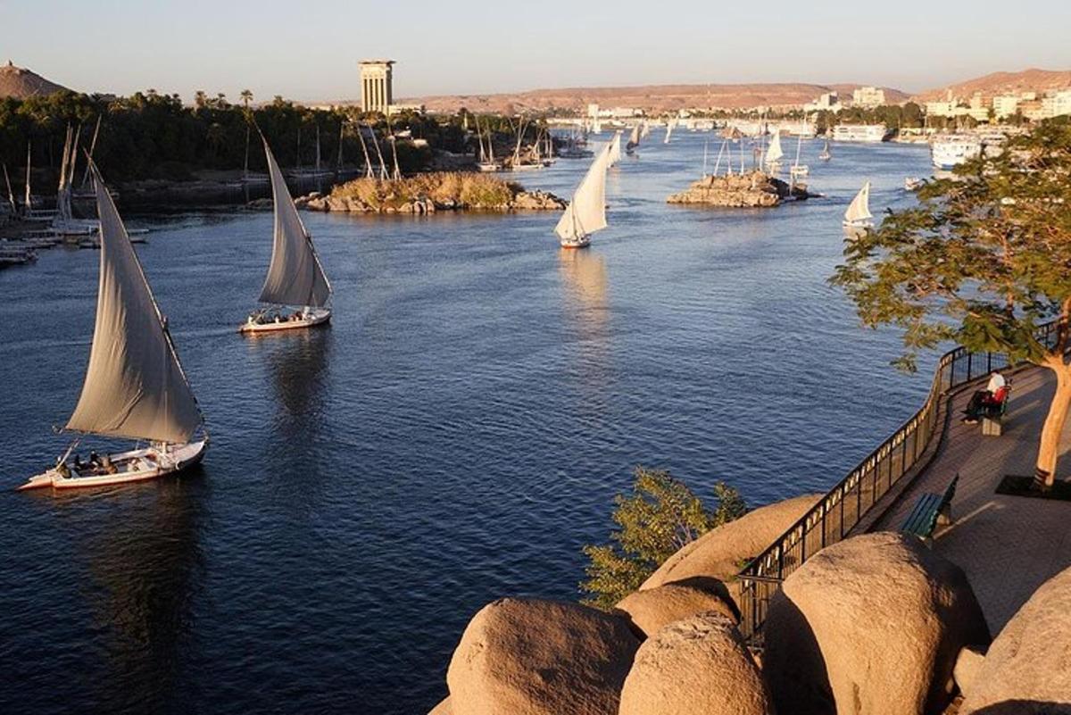 Un grupo de barcos navegando en un río con rocas.