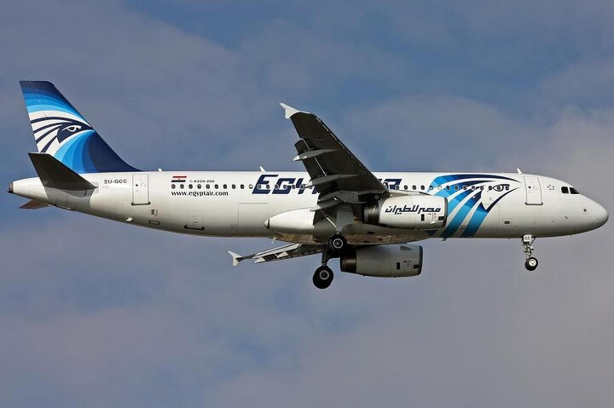 Un avión está volando en el cielo