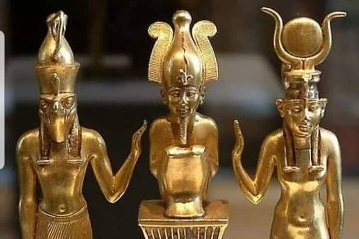 Dos estatuas de oro en exhibición en un museo