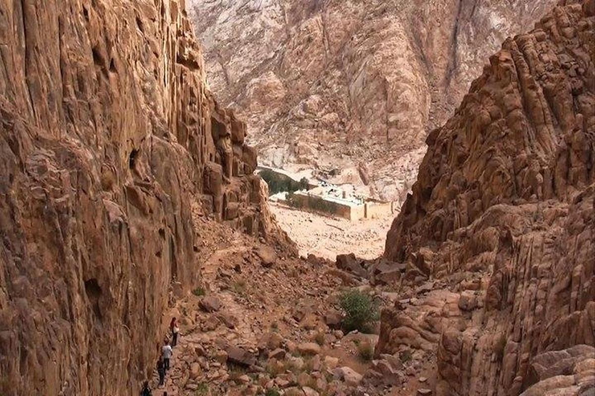 un canyon con un edificio nel mezzo di una montagna