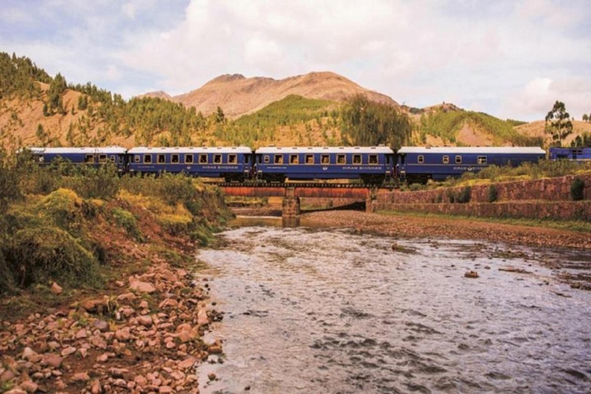 un treno sta attraversando un ponte sopra un fiume