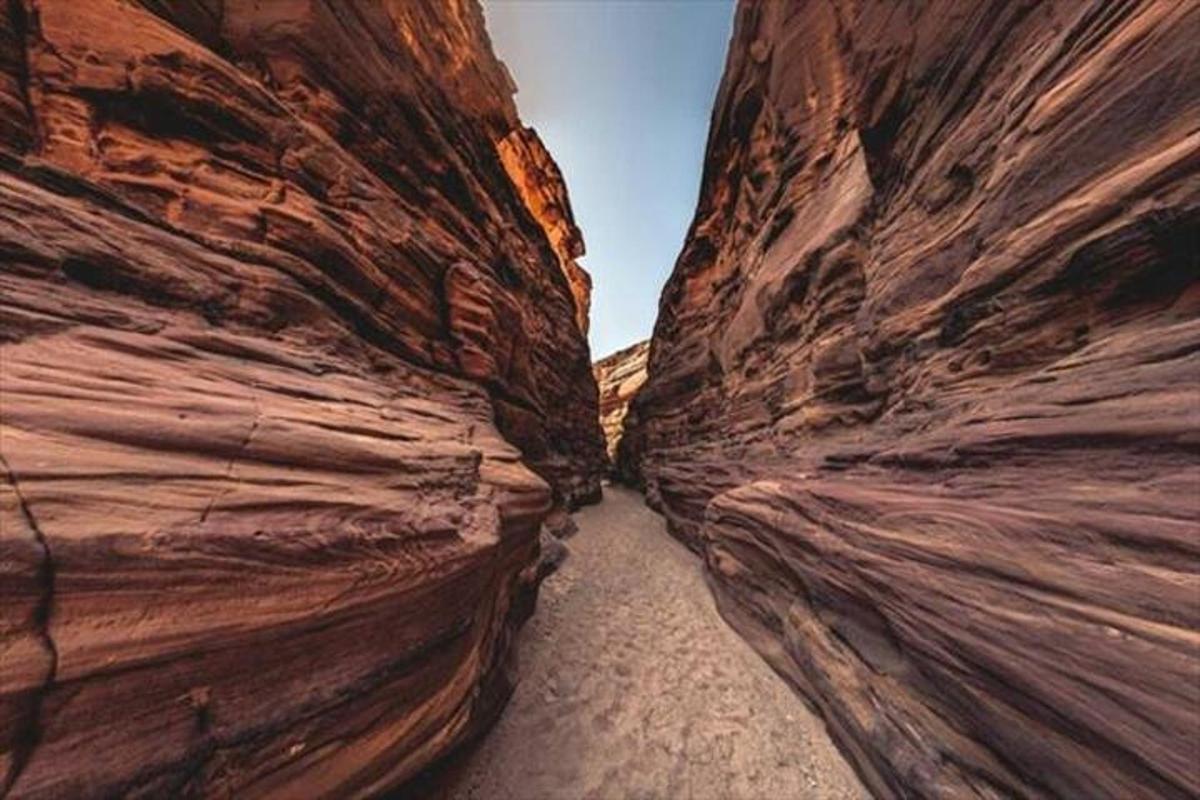 una vista di un canyon a fessura nel deserto