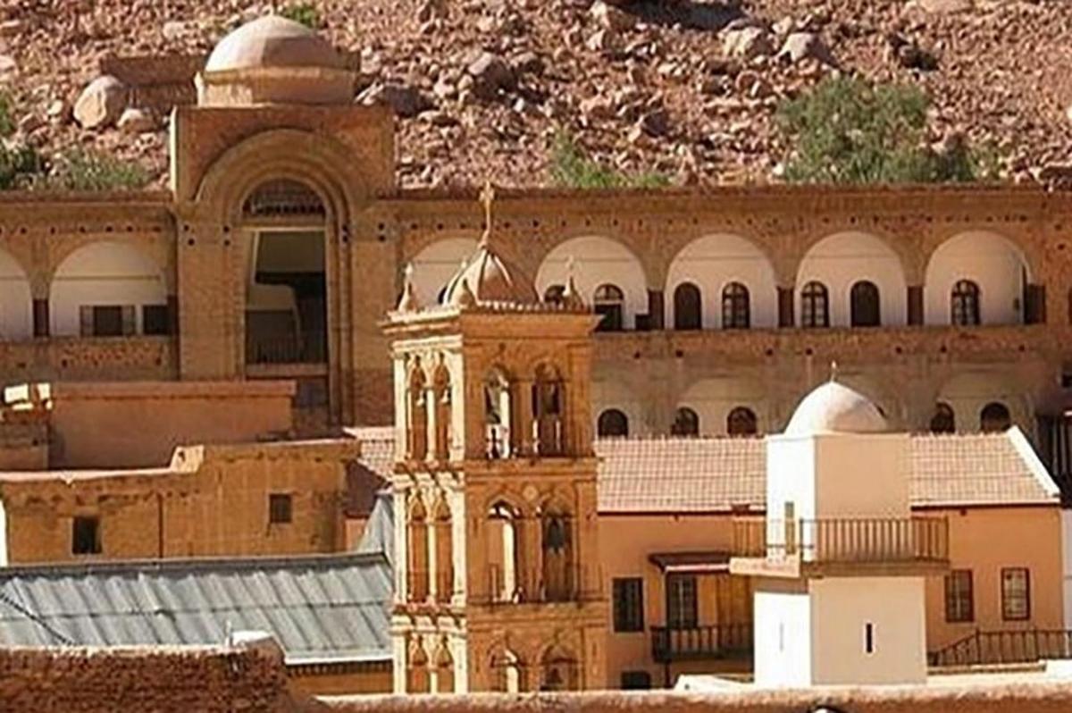 un edificio con una torre dell'orologio di fronte
